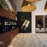 Veduta dell'interno con gli espositori del merchandising